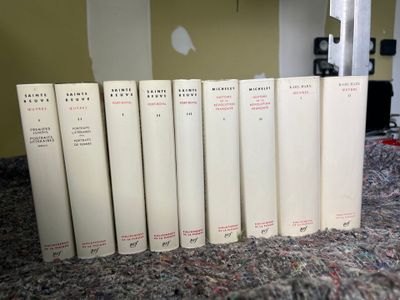 un grand nombre de livres posés sur une table