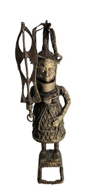 statue d'une femme tenant un couteau dans une main et un autre couteau dans l'autre