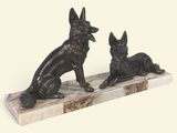 statue représentant un chien et un chat assis sur un socle en marbre