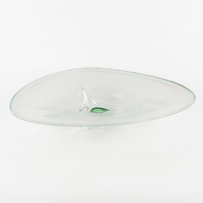 un bol en verre contenant une feuille verte
