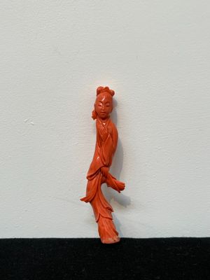 Chine, vers 1920, Statuette en corail représentant une jeune…