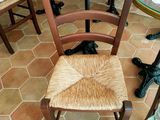un chat assis sur une chaise dans une pièce