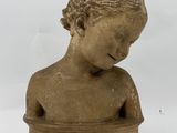 statue représentant un jeune garçon tenant un bol d'eau