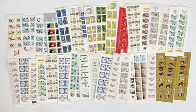 de nombreux types de timbres différents sur un fond blanc