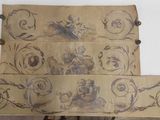 une feuille de papier sur laquelle figurent des dessins, posée sur une table