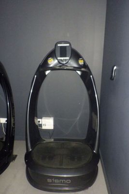 deux machines noires posées l'une à côté de l'autre sur le sol
