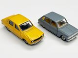 deux voitures jouets assises l'une à côté de l'autre sur une surface blanche