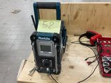 deux postes de radio posés sur une table en bois dans une pièce