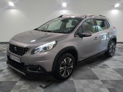 la voiture argentée est garée sur un sol en damier dans le garage