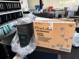 une boîte contenant du matériel informatique posée sur une table dans une pièce