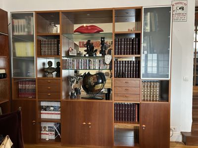 Elégant meuble de living formant bibliothèque comprenant div…