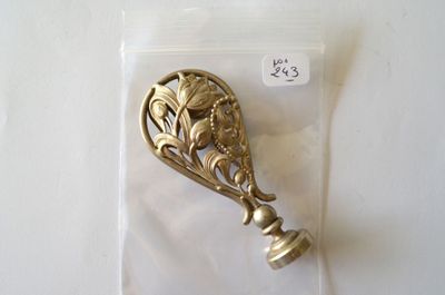 une petite cuillère en or ornée d'un motif de feuille