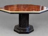 une table octogonale noire et dorée avec un plateau en bois