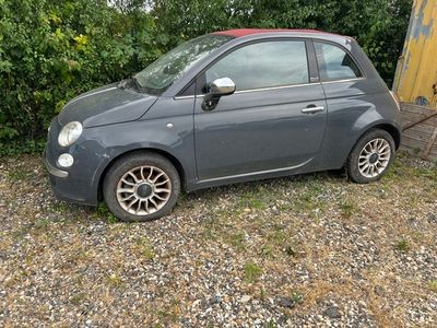 une petite voiture garée sur le gravier