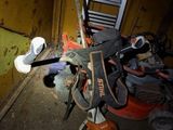 une photo montrant un tas d'outils posés dans une pièce