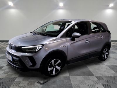 la voiture argentée est garée dans la pièce au sol en damier