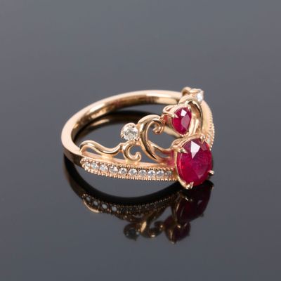 une image représentant une bague en or sertie d'un rubis en forme de cœur et de diamants