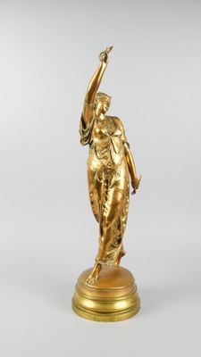 une image représentant une statue en or d'une femme tenant un oiseau