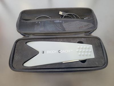 un objet blanc dans un étui noir posé sur une table