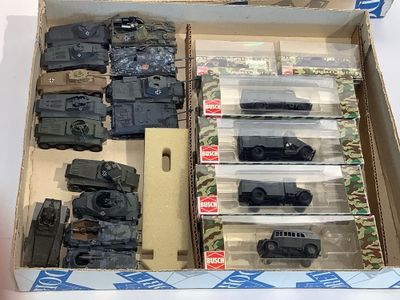 une boîte remplie de véhicules militaires miniatures
