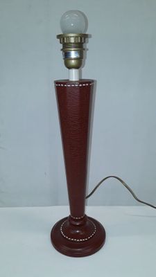 une lampe posée sur une table et munie d'un cordon