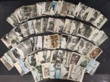 beaucoup de vieilles photos sur la table ensemble