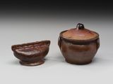 une paire de récipients en poterie brune avec couvercles et un bol