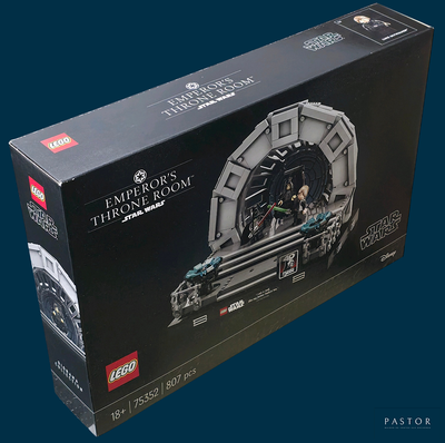 une boîte noire contenant un jeu de Lego