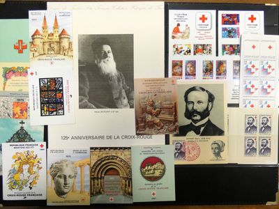 un tableau d'affichage sur lequel sont collés de nombreux timbres différents