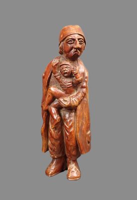 statue en bois représentant un homme tenant un bébé dans ses bras