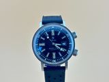 gros plan d'une montre sur un support posé sur une table