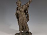 statue en bronze représentant une femme tenant un panier, posée sur un socle