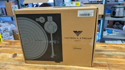 une boîte en carton sur laquelle est représentée une platine vinyle
