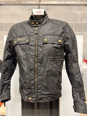 veste de moto en cuir exposée dans un magasin, avec une étiquette de prix