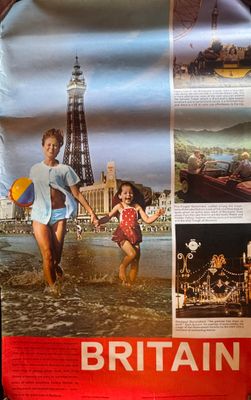 une affiche représentant deux enfants jouant dans l'eau