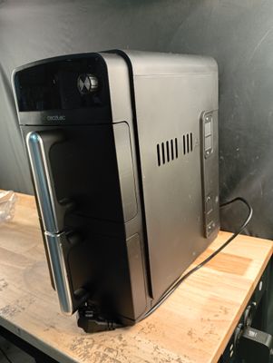 une photo d'une machine à café posée sur une table en bois