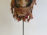 une image représentant une sculpture représentant une tête de femme posée sur un socle