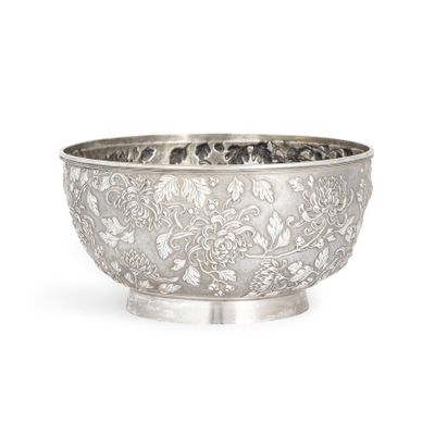 un bol ancien en argent orné de motifs floraux sur fond blanc