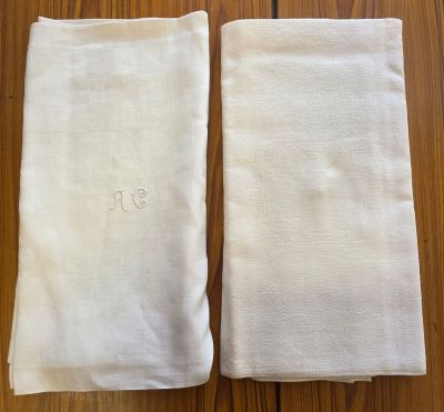 525 / CH-T1 / Lot de deux nappes en coton blanc l'une, …
