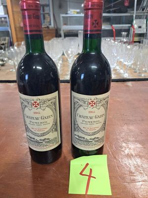 deux bouteilles de vin rouge posées sur une table en bois