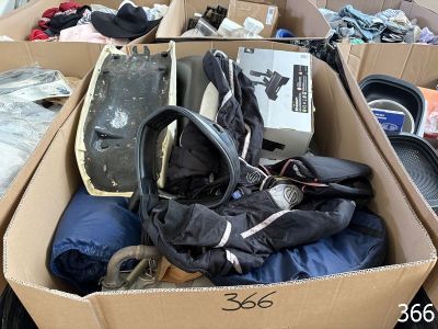 une boîte en carton remplie de bagages et d'autres objets