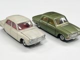 deux voitures jouets assises l'une à côté de l'autre sur une surface blanche