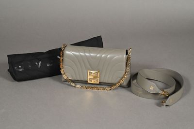 GIVENCHY. Sac 4G en cuir gris taupe surpiqué, fermoir aimant…