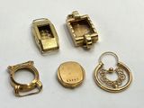 Plusieurs bijoux en or sont exposés sur un fond blanc