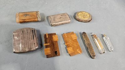 Petite collection d'objets de vitrine comprenant 2 tabatière…