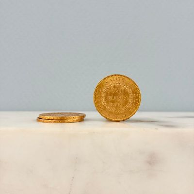 une pièce d'or posée sur un comptoir en marbre