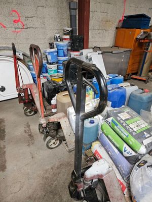 Trois transpalettes manuels sans marque apparente (vendu sur…