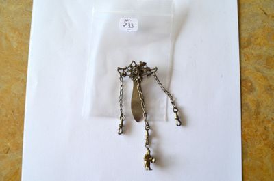 une photo d'une paire de boucles d'oreilles posées sur un morceau de papier