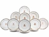 une pile d'assiettes blanches ornées de motifs dorés