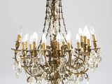 un grand lustre ancien en laiton orné de pendants en cristal